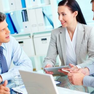 Beratungsgespräch von einer Frau und zwei Männern in Business-Look